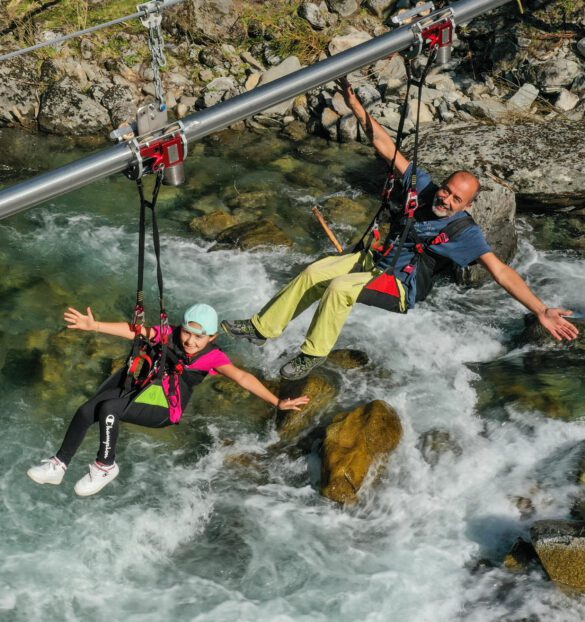 Zwei Personen auf einer Sommerrodelbahn-Schlittenstrecke im Grünen {{brizy_dc_image_alt imageSrc=