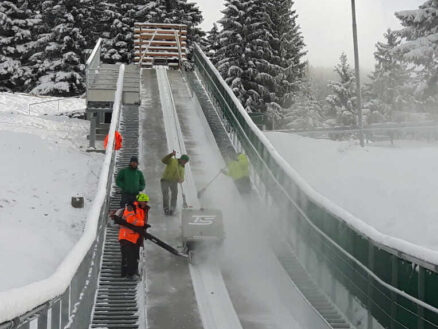 Skischanze freiräumen - IceCutter mit Fliehkraftkupplung